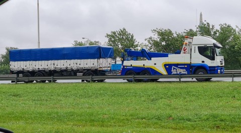 Choque entre camiones en el Acceso Oeste