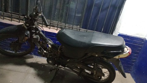 Le robaron la moto, pidió ayuda en las redes y la Policía logró recuperársela, aunque desguazada