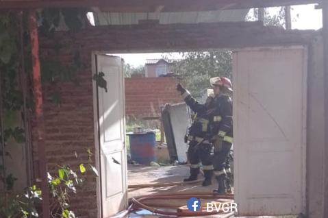 Las llamas consumieron una vivienda en el barrio Ampliación Agua de Oro