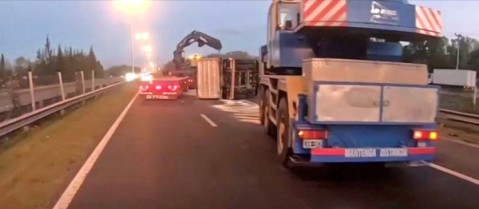 Caos en el Acceso Oeste por un camión que chocó y derribó parte de un puente peatonal