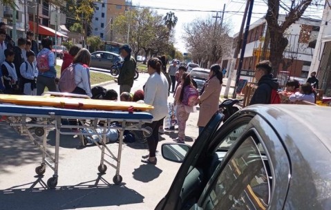 Motociclista de 19 años debió ser hospitalizado tras chocar con la puerta de un auto en el centro