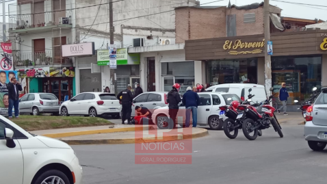 Accidente en el centro: una mujer en bicicleta sufrió dos golpes contra autos y fue hospitalizada