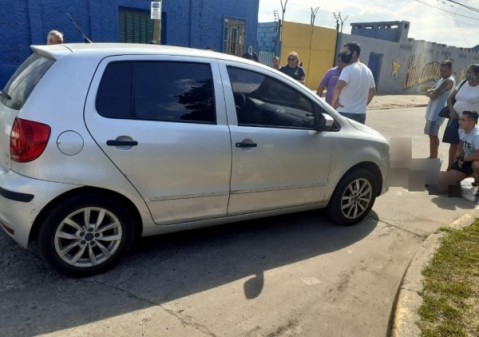 Una motociclista debió ser trasladada al hospital tras ser embestida por un auto en el centro