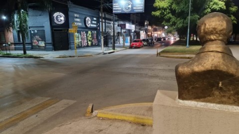 Dos motociclistas heridos tras choque con un auto en una esquina céntrica