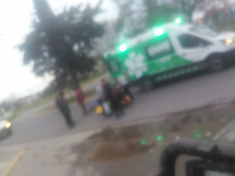Ambulancia del SAME trasladó al hospital a una mujer tras un accidente en avenida Bernardo de Irigoyen