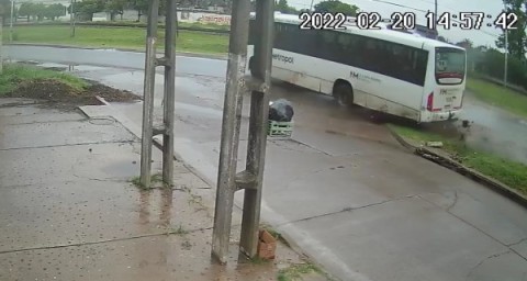 Video: así fue como un colectivo casi vuelca por esquivar a un patrullero en Ruta 7