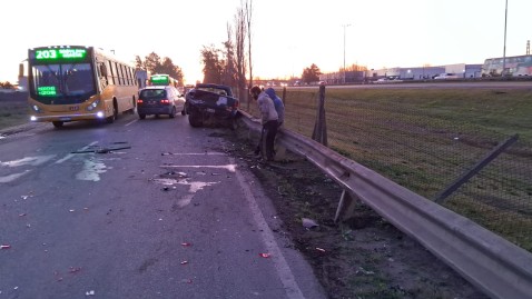 Un auto y una camioneta chocaron en la Colectora Sur: una persona debió ser hospitalizada