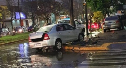 Choque céntrico terminó con dos autos sobre la vereda