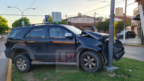 Choque en el centro terminó con una camioneta subida a un bulevar y estrellada contra un poste de luz