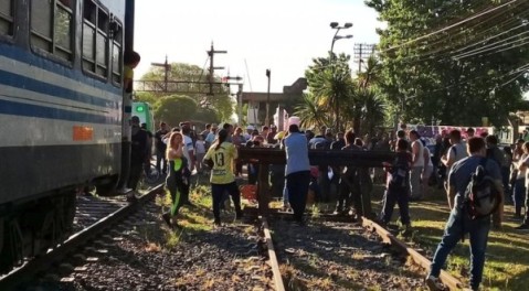 C&oacute;mo evoluciona la mujer golpeada por el tren en el cruce de la Av. San Mart&iacute;n