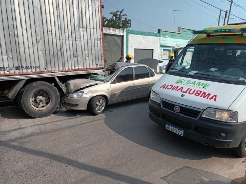 Un auto se incrust&oacute; debajo de un cami&oacute;n en una esquina c&eacute;ntrica