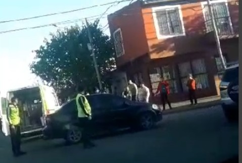 Mujer en bicicleta fue impactada por un auto en el centro y debió ser hospitalizada