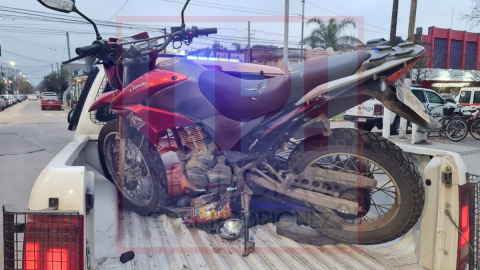 Motociclista sufrió golpes tras un choque con un auto en una esquina céntrica