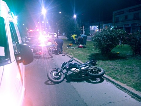 Un choque entre una moto y un auto dejo a dos personas lesionadas