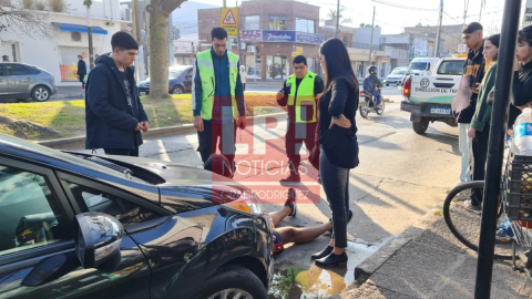Motociclista herido al chocar con puerta abierta de un auto mientras lo trataba de pasar en un semáforo