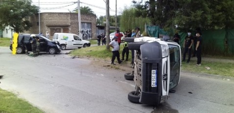 Choque, vuelco y preocupación vecinal por una esquina "peligrosa"