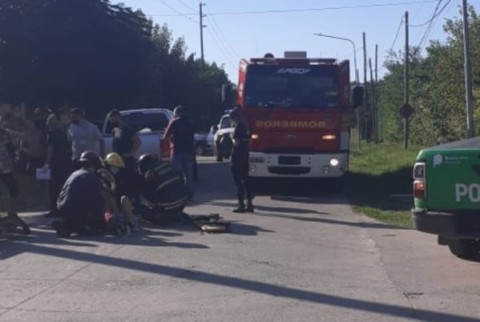 Una joven motociclista sufrió severas lesiones tras un fuerte choque