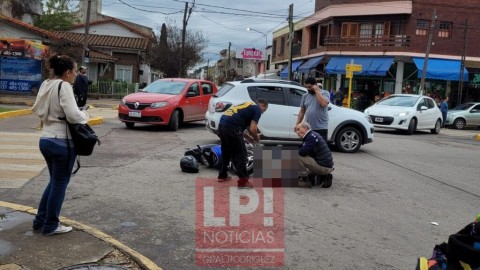 Un choque en una esquina céntrica dejó a un motociclista fue hospitalizado