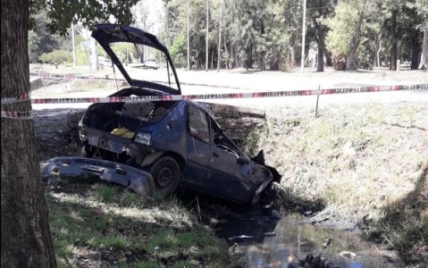 Un auto terminó contra una zanja en la Ruta 24