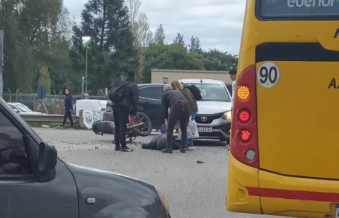 Choque entre un auto y un motociclista en la Ruta 24 y Colectora Norte