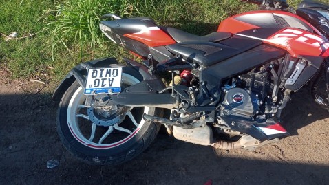 Dos jóvenes fueron trasladados de urgencia al hospital tras chocar en moto en Ruta 7