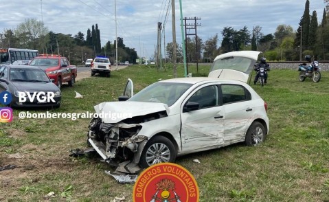 Una joven fue trasladada al hospital luego de un choque entre dos autos en Ruta 7