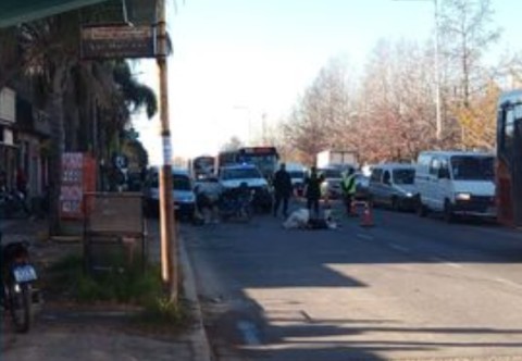 Accidente en Malvinas: un motociclista atropelló a un trabajador de un camión de reparto