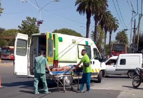 Una motociclista fue hospitalizada tras un choque en avenida San Martín y Bernardo de Irigoyen