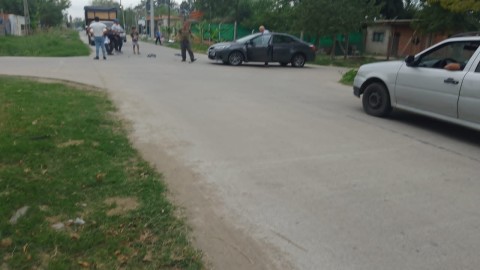 Dos accidentes en distintos barrios reavivaron el pedido vecinal de reductores de velocidad