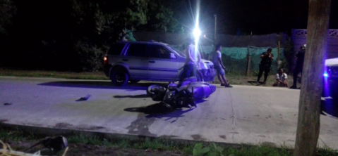 Fuerte choque de dos motociclistas contra una camioneta
