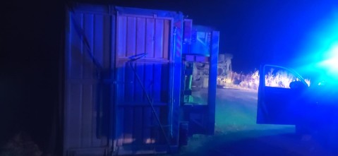 Camión de maíz que iba para empresa local volcó en la Ruta 6 y generó graves demoras en la madrugada