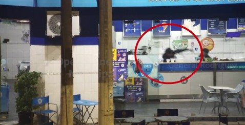 Video: entr&oacute; a una helader&iacute;a c&eacute;ntrica, agredi&oacute; brutalmente al empleado y termin&oacute; arrestado