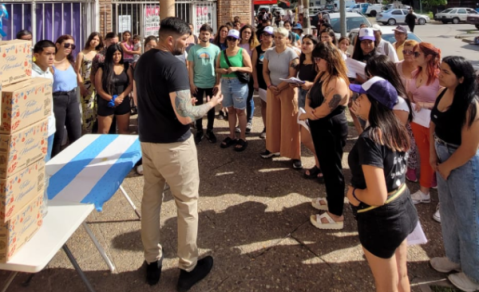 Diego Escobedo le entregó cajas navideñas a 1000 familias locales