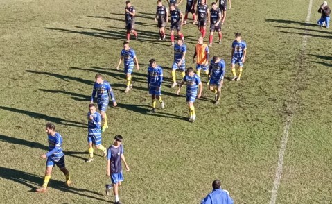 Con un arbitraje muy polémico, el "Lechero" volvió a caer y se empieza a hundir en la tabla