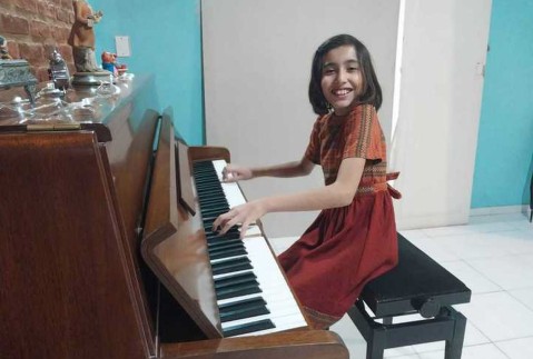 Cómo es la vida de Anita, la nena rodriguense prodigio que deslumbra con el piano a los 12 años