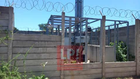 El calvario que vive una vecina por una antena de telecomunicaciones junto a su casa