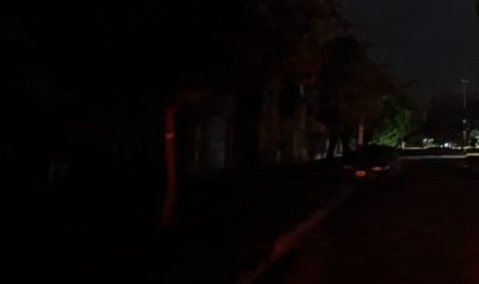 Desesperación en un barrio por una descarga eléctrica que sufrió un vecino en la madrugada del temporal