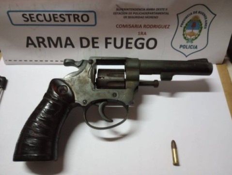 Aprehendieron a tres jóvenes que portaban ilegalmente un arma de fuego
