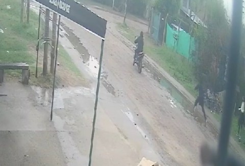Video: motochorros asaltaron a un grupo de chicos que volvía de la escuela en Villa Vengochea