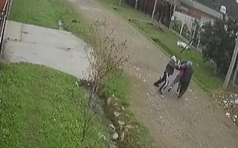 Bajo la lluvia y con una cuchilla: así asaltaron violentamente a un joven en Villa Vengochea