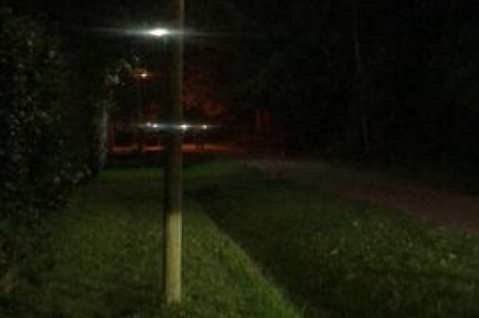 Delincuentes sorprendieron a un vecino cuando llegaba a su casa, dispararon y le robaron el auto