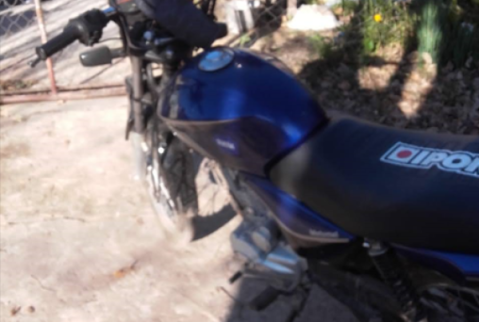 Estacionó su moto, entró a un local y cuando salió ya se la habían robado