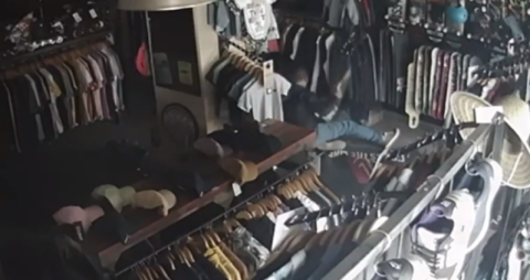 Video: grupo de delincuentes entró a un comercio céntrico y se llevó bolsas con mercadería