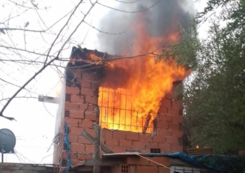 Llamas, gritos y la desesperación de una familia de Altos del Oeste que perdió todo en un incendio