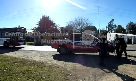 Video: tenía pedido de captura y fue arrestado en una parada de colectivos