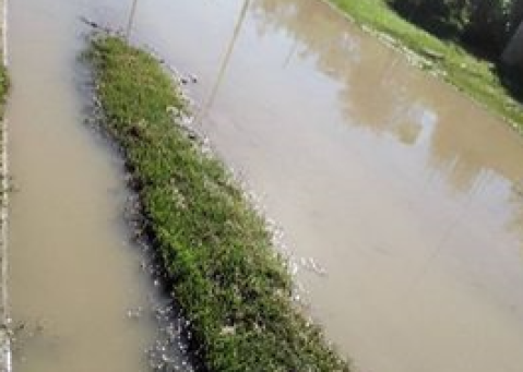 Vecinos reclaman que un pozo lleva dos años sin arreglo en Malvinas y se quejan de una invasión de mosquitos