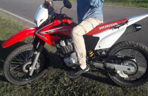 El mal momento de un padre y su hija de tres años al ser sorprendidos por motochorros armados