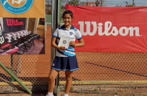 Quien es Caira Vega, la joven rodriguense que brilla en el tenis nacional y busca competir en torneos de América