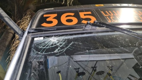 El colectivo no paró, le tiró un piedrazo y terminó arrestado