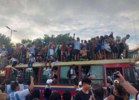 Video: La Perlita suspendió unas horas su servicio tras ataques a sus colectivos en los festejos por la Selección